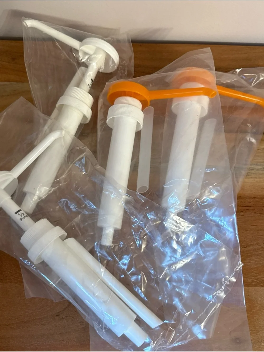 New DUNKIN DONUTS Orange &White 64 oz pump lot of 4 swirl shot pumps only Sealed